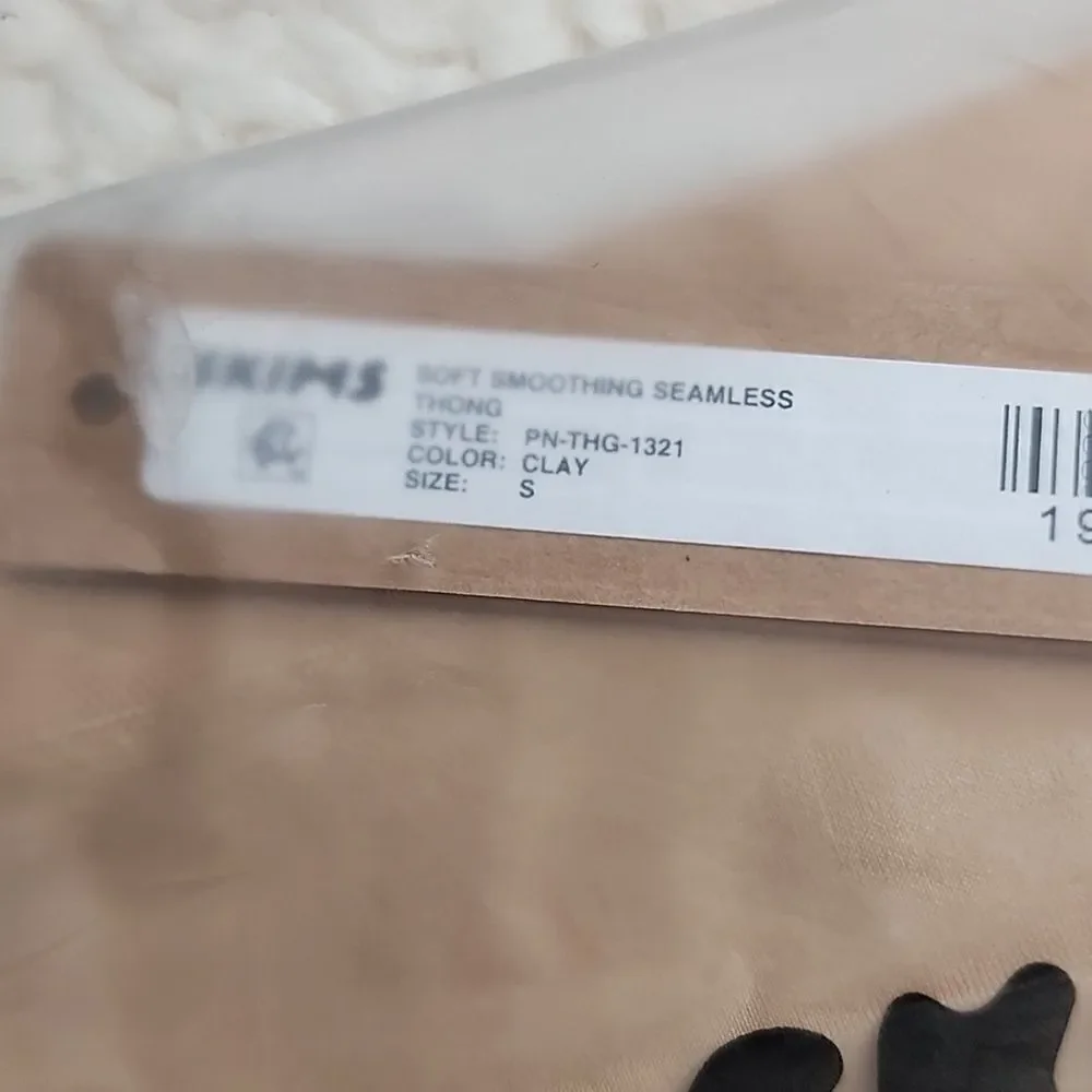 NWT SKIMS SOFT SMOOTHING SEAMLESS THONG COLOR CLAY - Picture 5 of 5